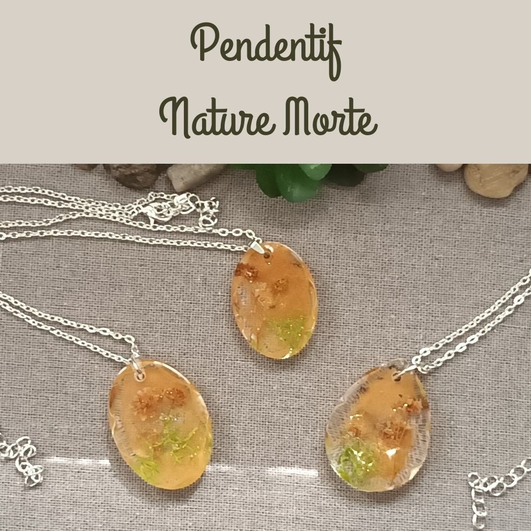 Pendentif en résine Nature Morte – feuilles et fleurs séchées, chaîne argentée