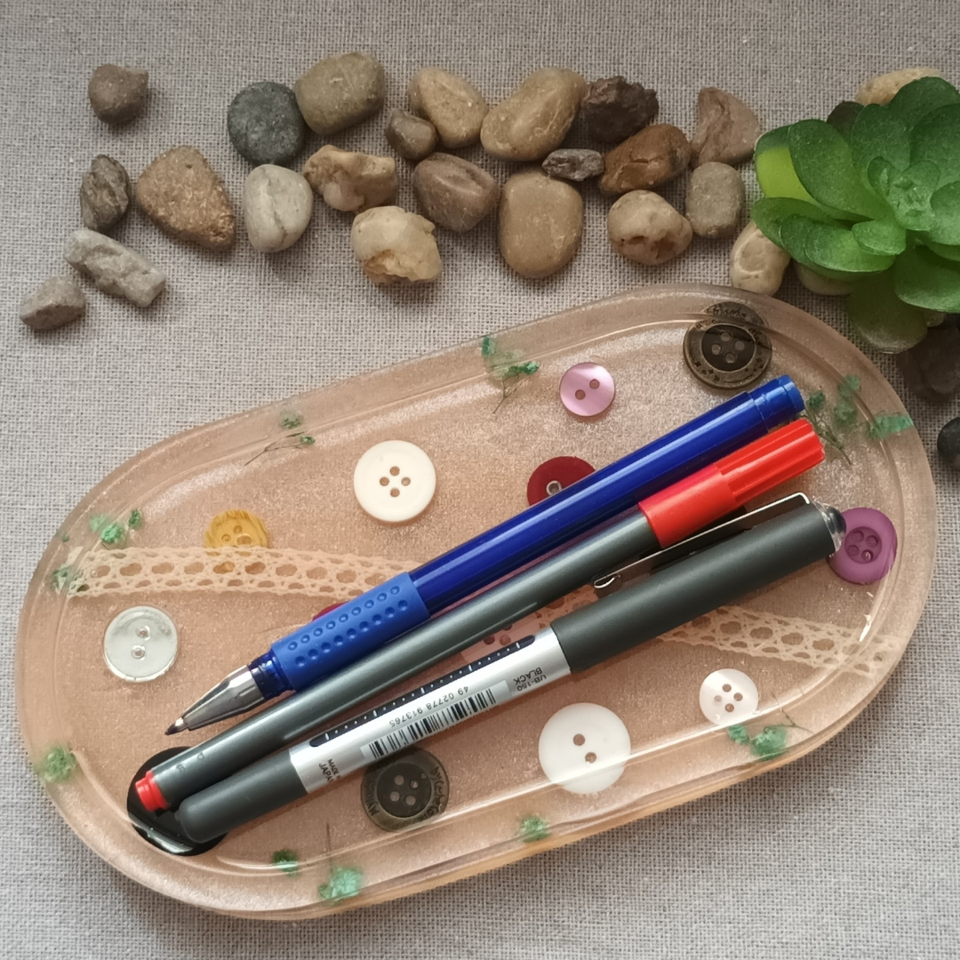 Plateau vide-poche en résine artisanale – Collection Éclats de Tendresse, fond mica & boutons colorés avec dentelle et fleurs séchées