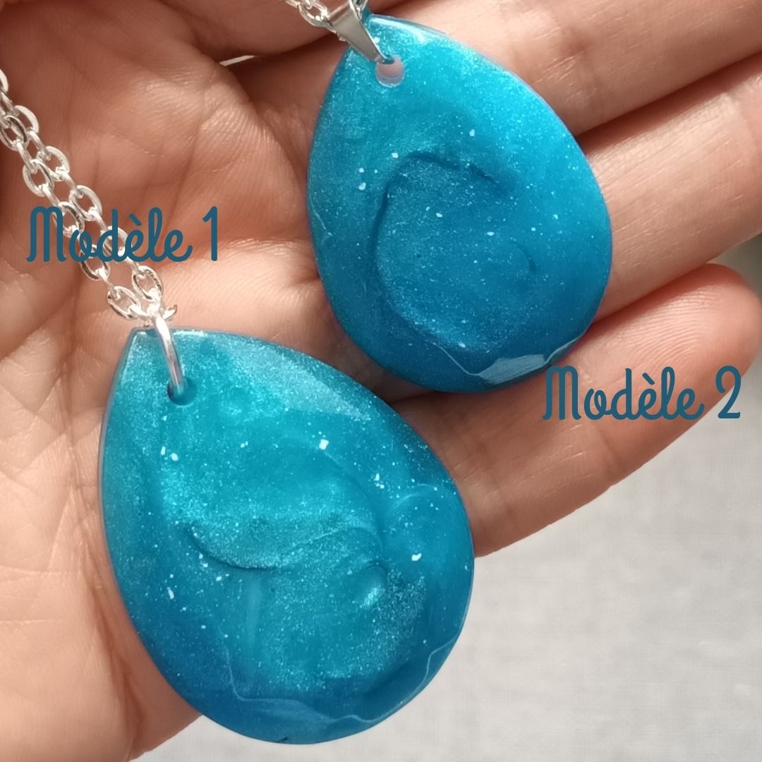 Pendentif Bleu Océan en Résine – Tourbillons Blancs et Noirs – Collier Argenté