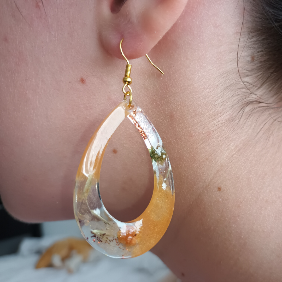 Boucles d’oreilles en résine Nature Morte – ton automnal, attaches dorées