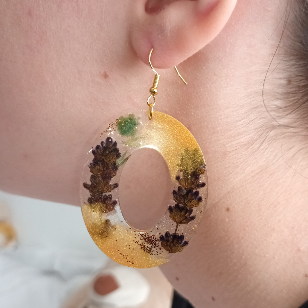 Boucles d’oreilles en résine Nature Morte – ton automnal, attaches dorées