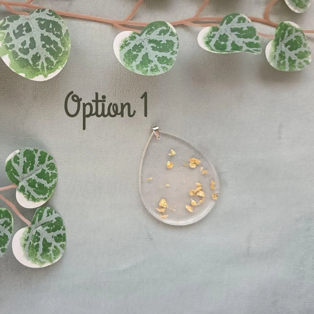 Pendentif en résine – Collection Reflet d’Or – Transparent avec feuilles et paillettes dorées – Bijou fait main chic et lumineux