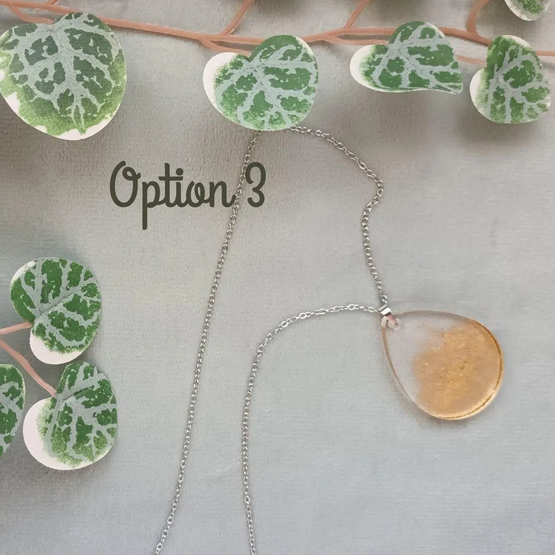 Pendentif en résine – Collection Reflet d’Or – Transparent avec feuilles et paillettes dorées – Bijou fait main chic et lumineux