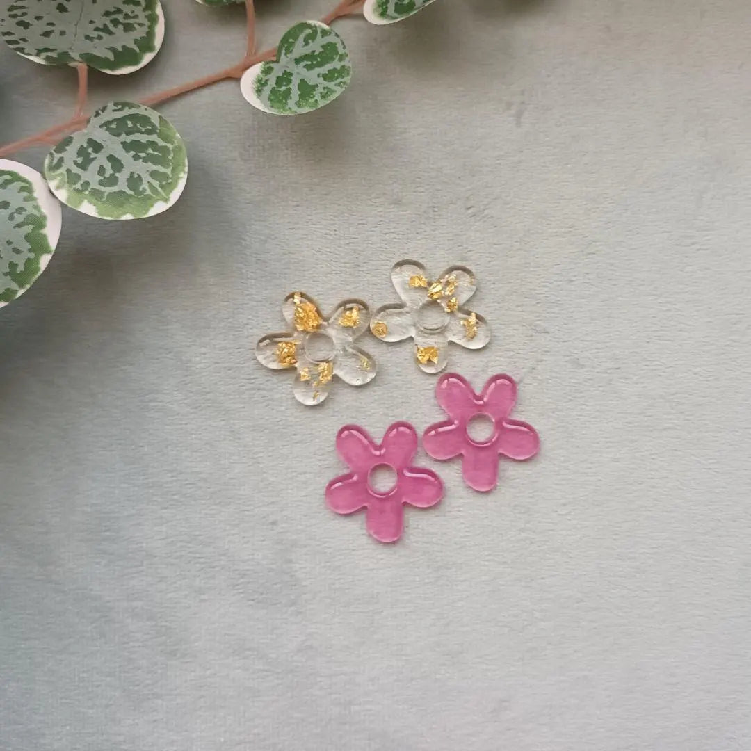 Lot de 2 Pampilles fleur en résine – Collection Amelia – 3 variantes : rose transparent, feuilles dorées, moitié-moitié