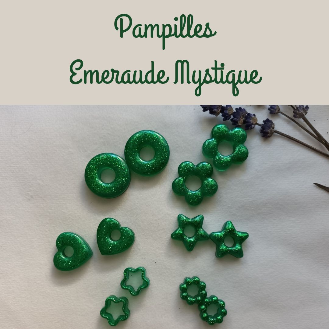 Collection Émeraude Mystique – Pampilles en résine pailletée vert émeraude (formes cœur, étoile, fleur, donut)