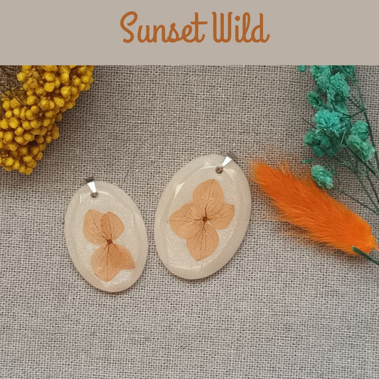 Pendentif résine fleurs séchées & mica doré – Bijou Sunset Wild – Ton beige orange