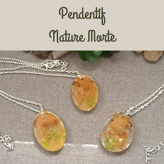 Pendentif en résine Nature Morte – feuilles et fleurs séchées, chaîne argentée