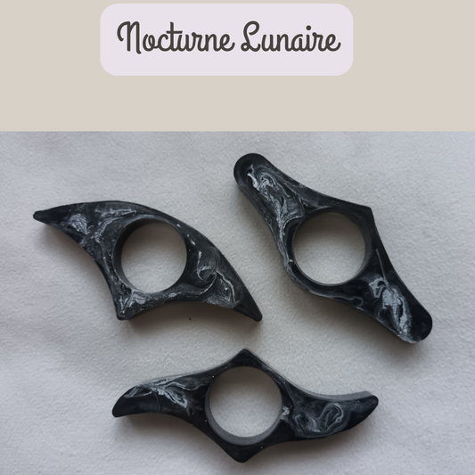 Bague de lecture en résine noire et argentée – Collection Nocturne Lunaire
