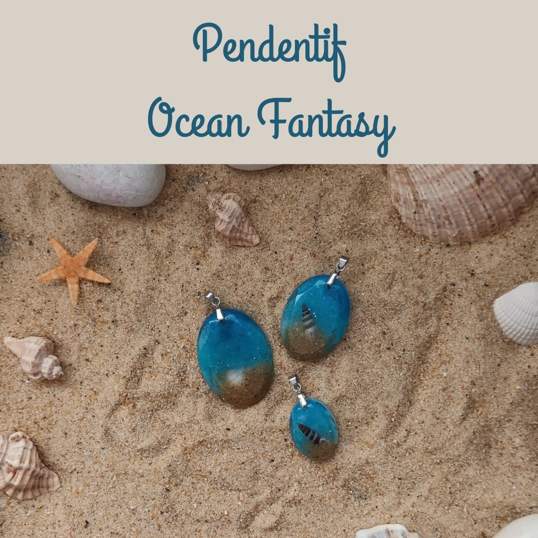 Pendentif Ocean Fantasy résine bleu nacré – Coquillage, sable & perle