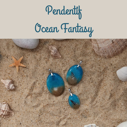 Pendentif Ocean Fantasy résine bleu nacré – Coquillage, sable & perle