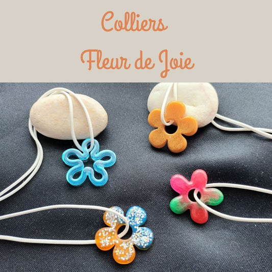Collier Fleur de Joie – Pampille fleur en résine sur cordon blanc