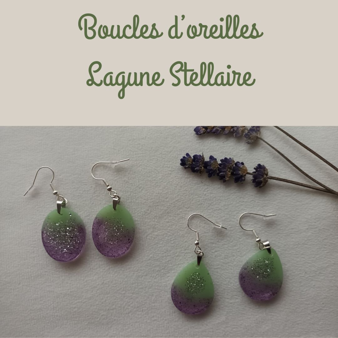 Boucles d’oreilles en résine – Collection Lagune Stellaire – Violet, vert lagune, paillettes argentées – Bijou fait main céleste et poétique