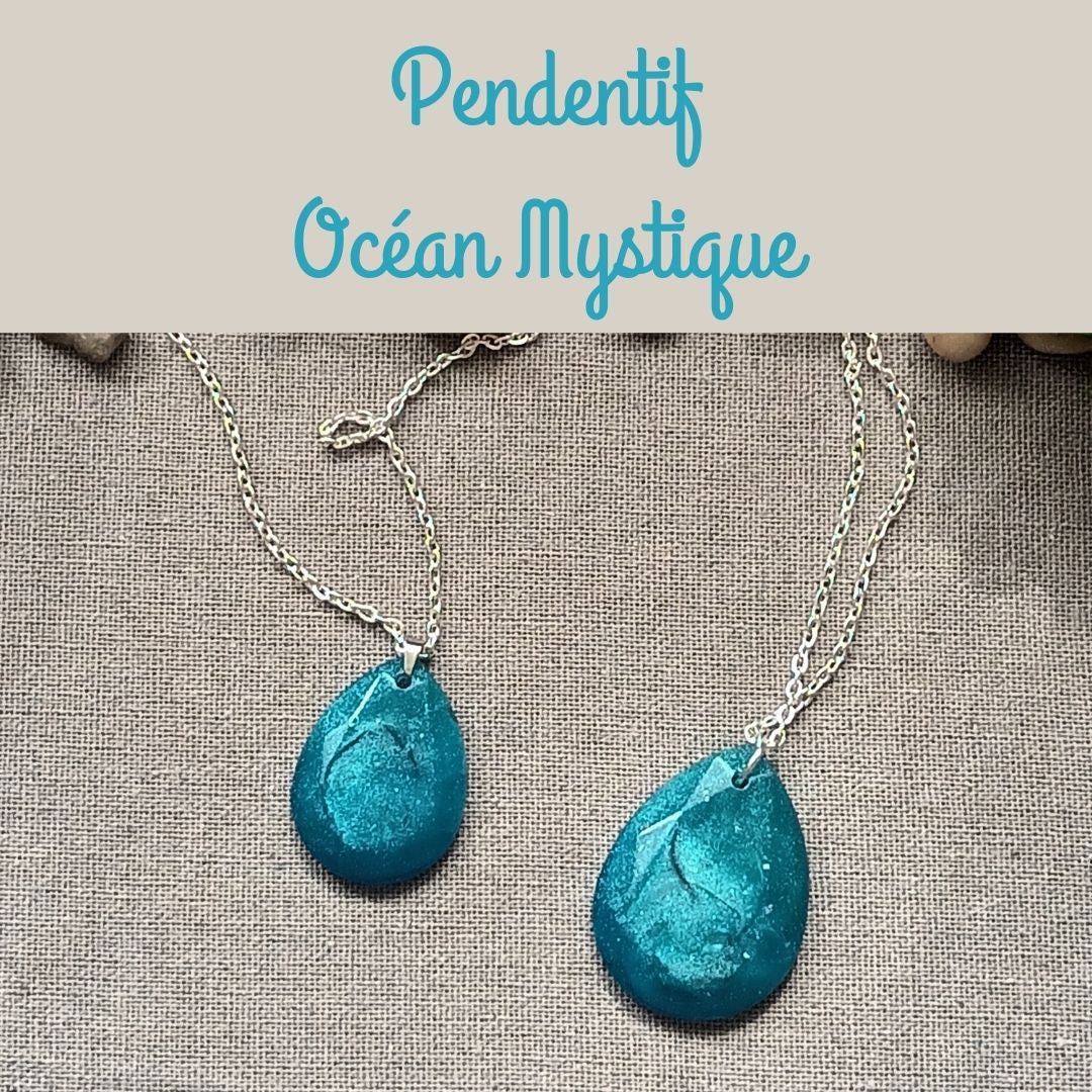 Pendentif Bleu Océan en Résine – Tourbillons Blancs et Noirs – Collier Argenté