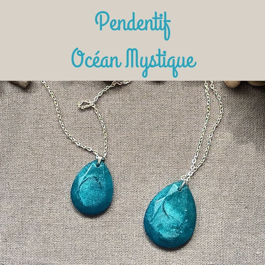 Pendentif Bleu Océan en Résine – Tourbillons Blancs et Noirs – Collier Argenté