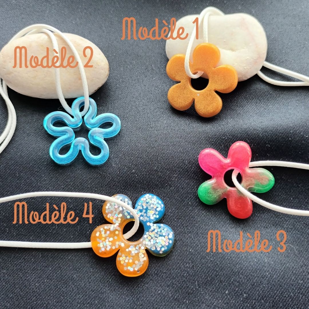Collier Fleur de Joie – Pampille fleur en résine sur cordon blanc