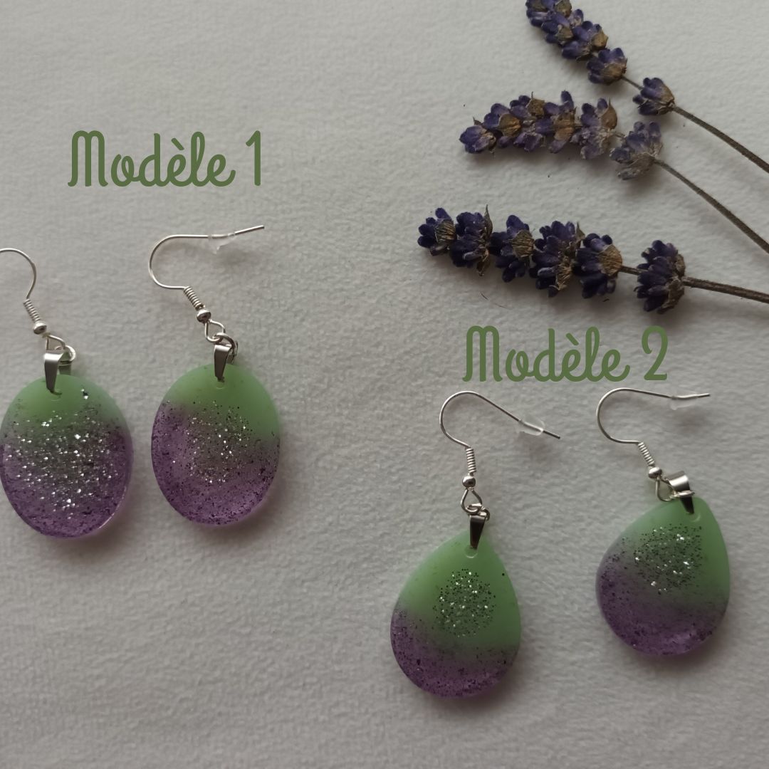 Boucles d’oreilles en résine – Collection Lagune Stellaire – Violet, vert lagune, paillettes argentées – Bijou fait main céleste et poétique