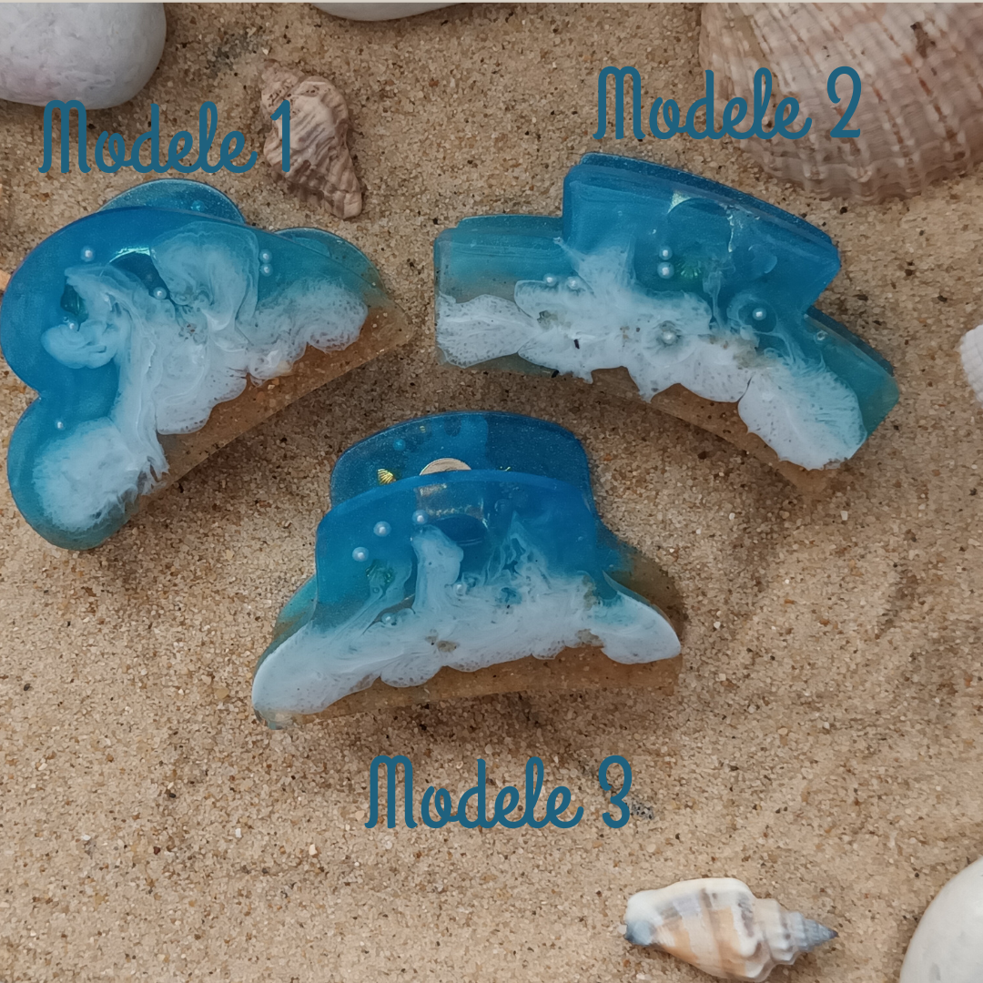 Pince à cheveux Ocean Fantasy en résine – Marbré bleu nacré, sable et perles