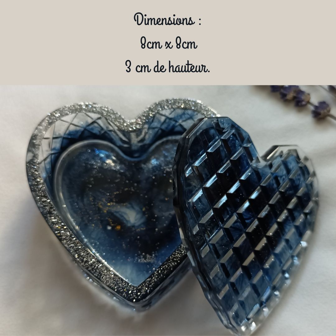 Céleste Nocturne – Boîte à trésor cœur en résine bleue irisée et paillettes (argent & or)