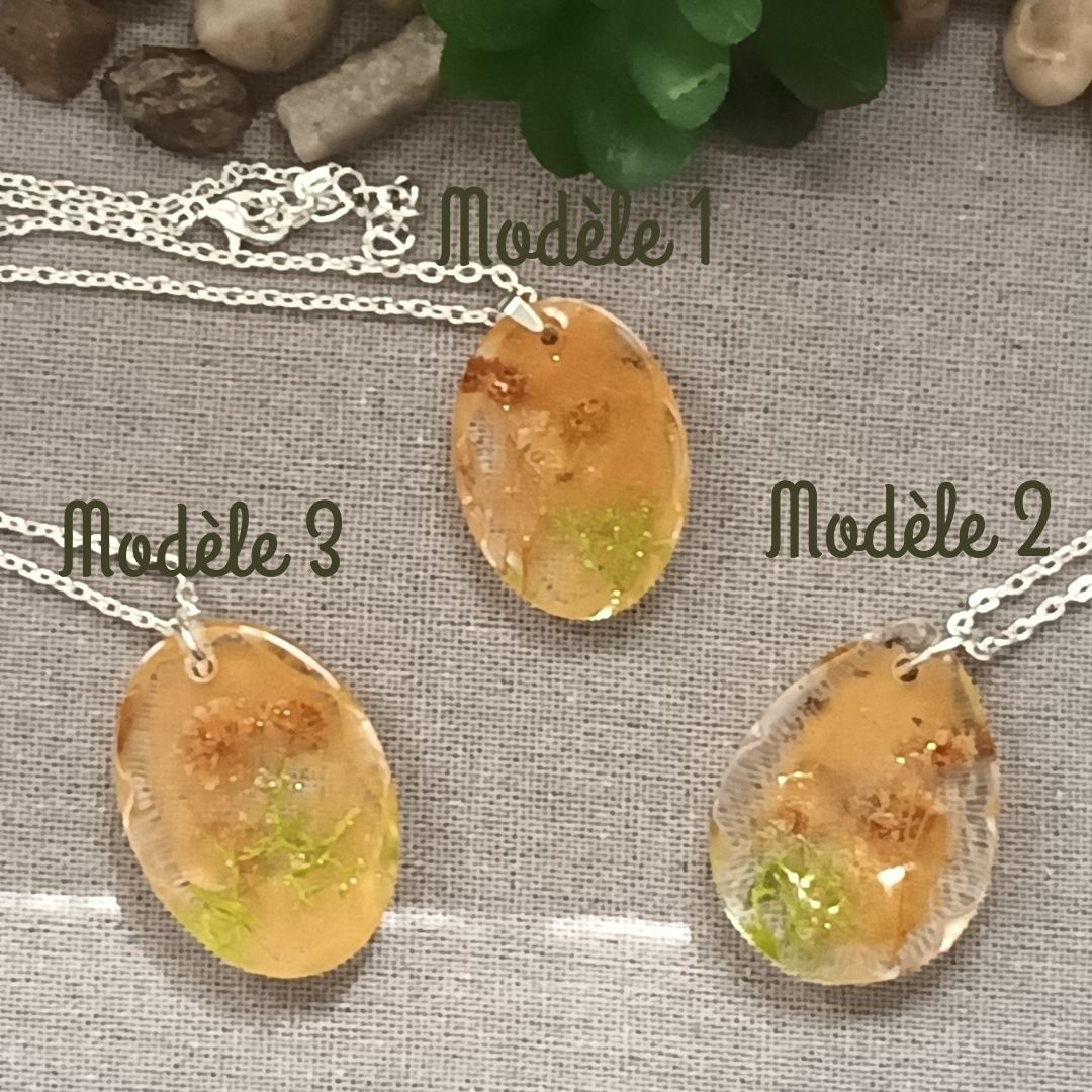 Pendentif en résine Nature Morte – feuilles et fleurs séchées, chaîne argentée