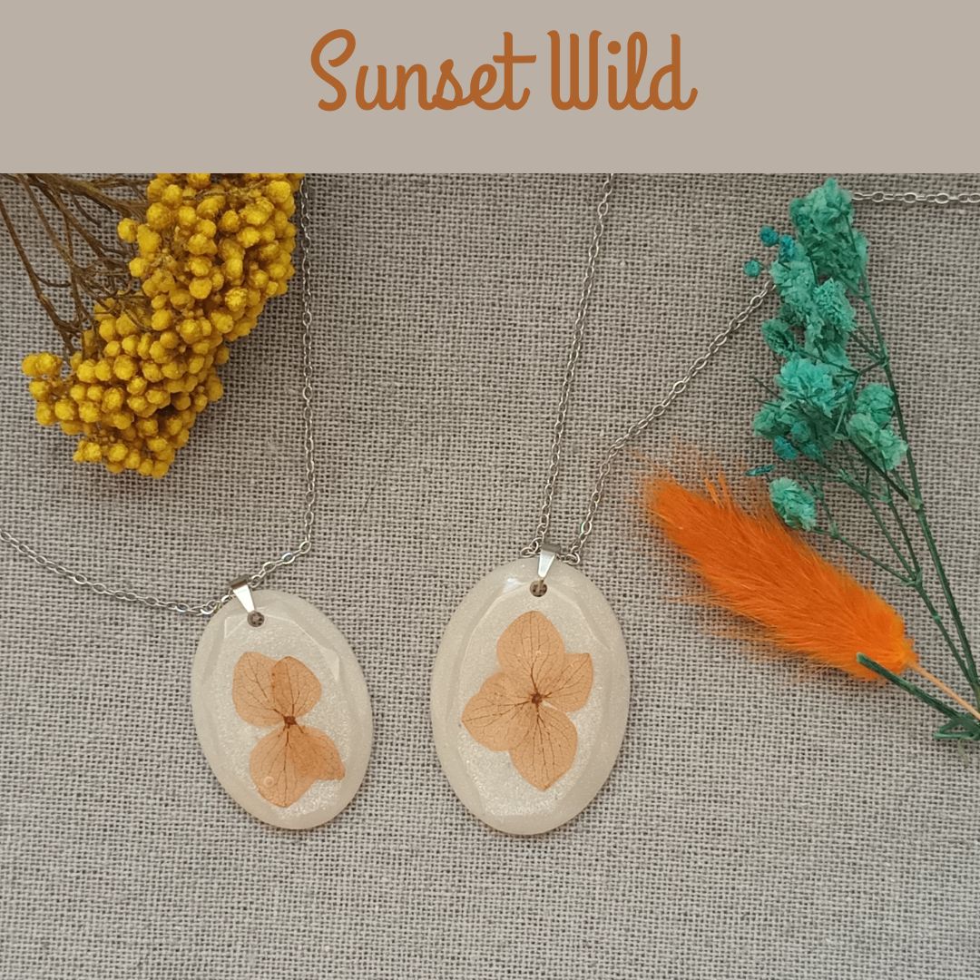 Pendentif résine fleurs séchées & mica doré – Bijou Sunset Wild – Ton beige orange