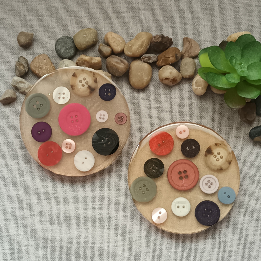 Lot de 2 dessous de verre en résine artisanale – Collection Éclats de Tendresse, fond mica champagne & boutons colorés