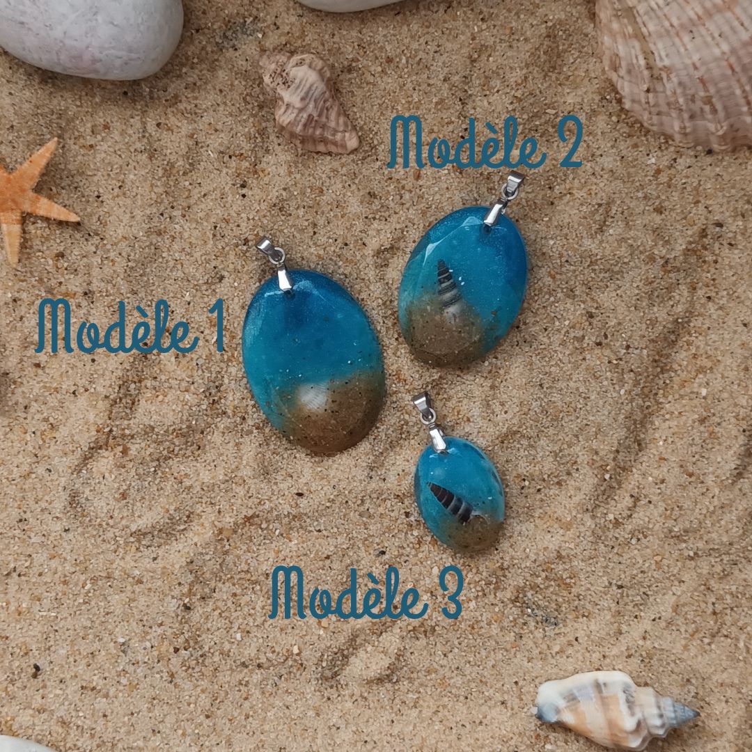 Pendentif Ocean Fantasy résine bleu nacré – Coquillage, sable & perle