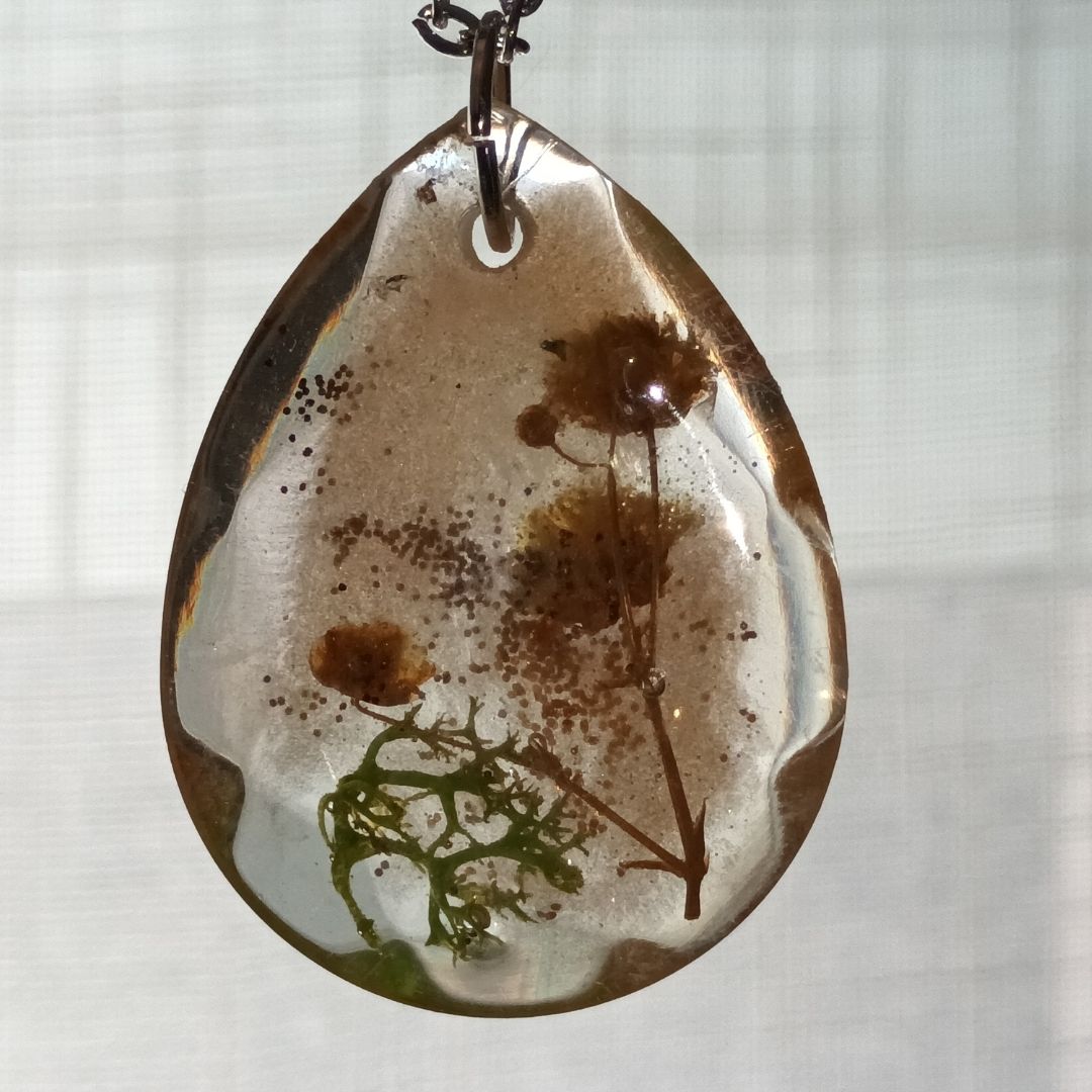 Pendentif en résine Nature Morte – feuilles et fleurs séchées, chaîne argentée