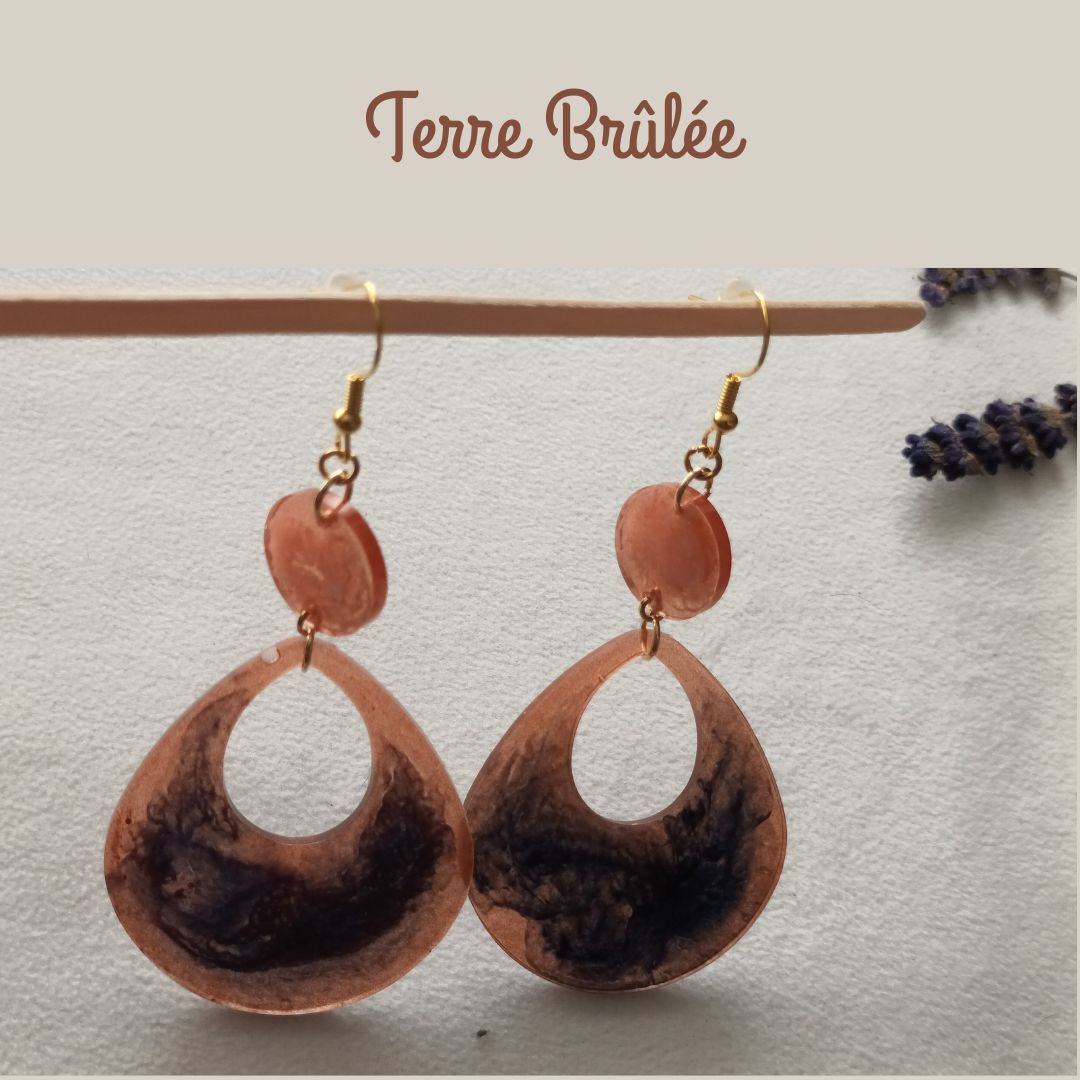Boucles Élégance Brute – Bijoux résine marbrés et teintes terre