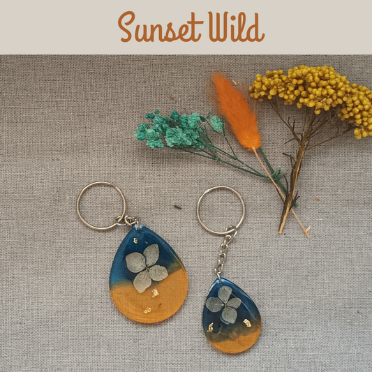 Porte-clé résine marbré orange bleu & fleur séchée – Sunset Wild – Cadeau femme nature bohème