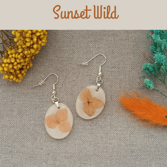 Boucles d’oreilles résine fleurs séchées – Sunset Wild – Duo orange beige