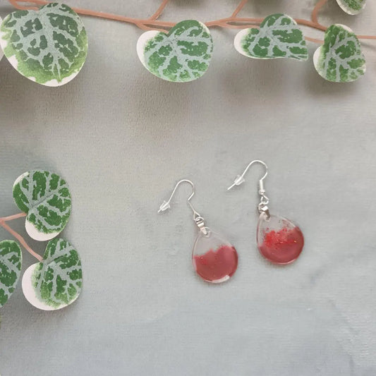 Boucles d’oreilles en résine – Collection Flamme de Vie – Rouge, bordeaux & paillettes rouges