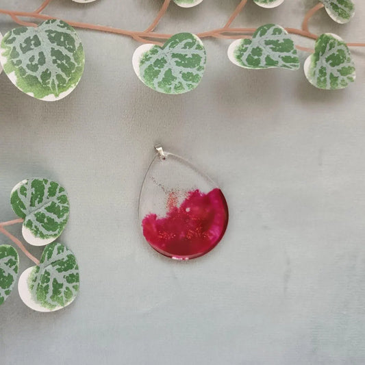 Pendentif en résine – Collection Flamme de Vie – Rouge, bordeaux & paillettes rouges – Bijou artisanal élégant et lumineux