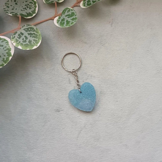 Porte-clé cœur en résine – Collection Cœurs Polaires – Bleu transparent & paillettes argent – Cadeau artisanal romantique