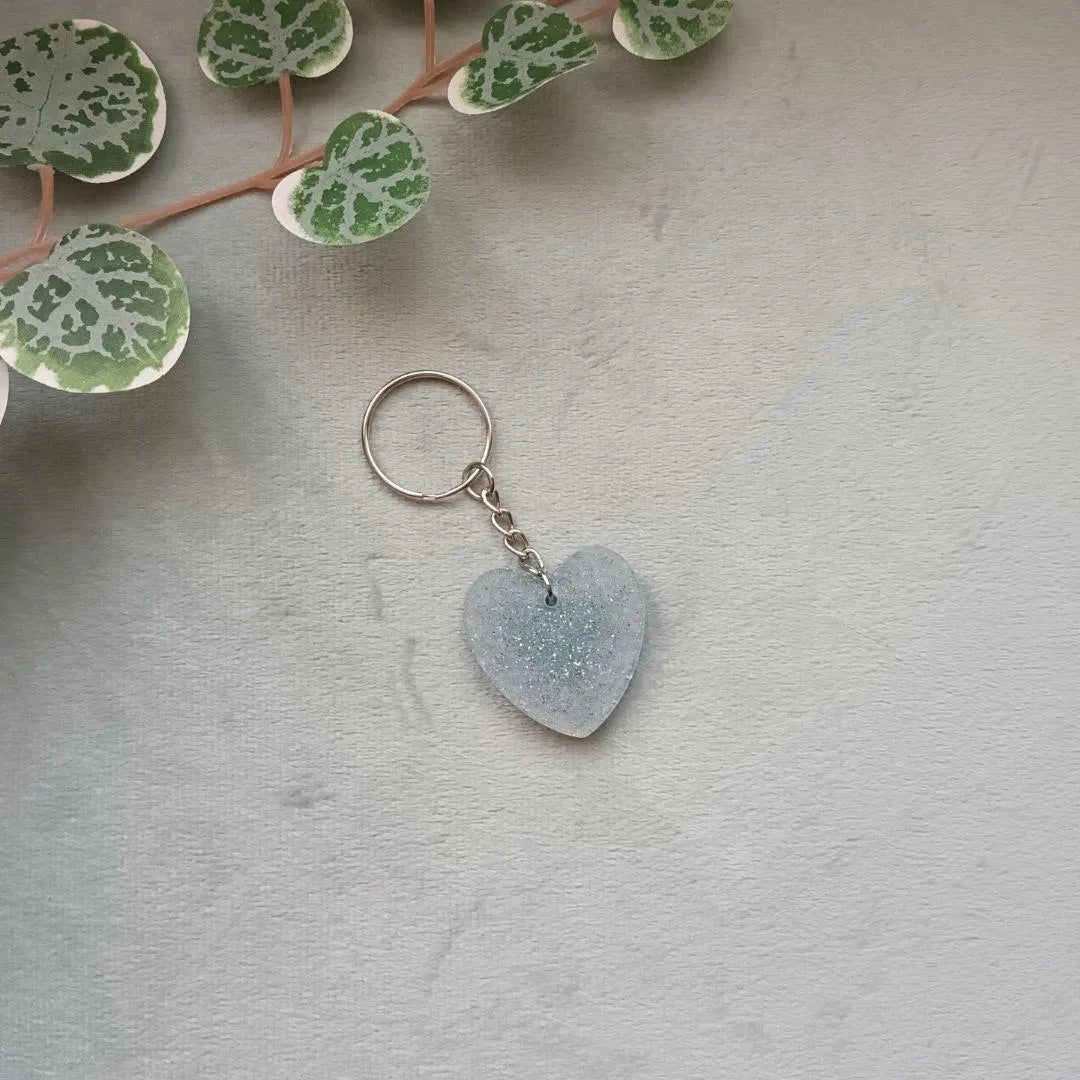 Porte-clé cœur en résine – Collection Cœurs Polaires – Bleu transparent & paillettes argent – Cadeau artisanal romantique