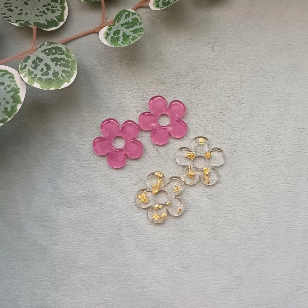 Lot de 2 Pampilles fleur en résine – Collection Rosita – 2 variantes : rose transparent, feuilles dorées,