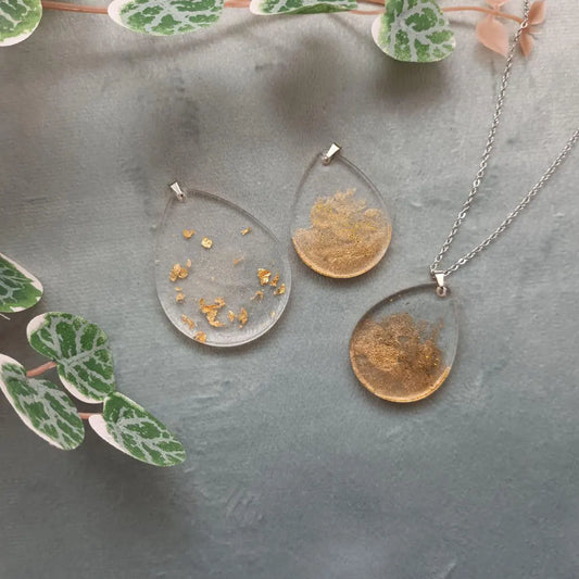Pendentif en résine – Collection Reflet d’Or – Transparent avec feuilles et paillettes dorées – Bijou fait main chic et lumineux