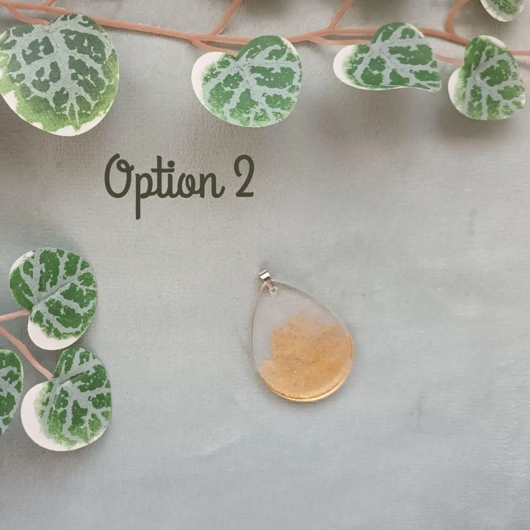 Pendentif en résine – Collection Reflet d’Or – Transparent avec feuilles et paillettes dorées – Bijou fait main chic et lumineux