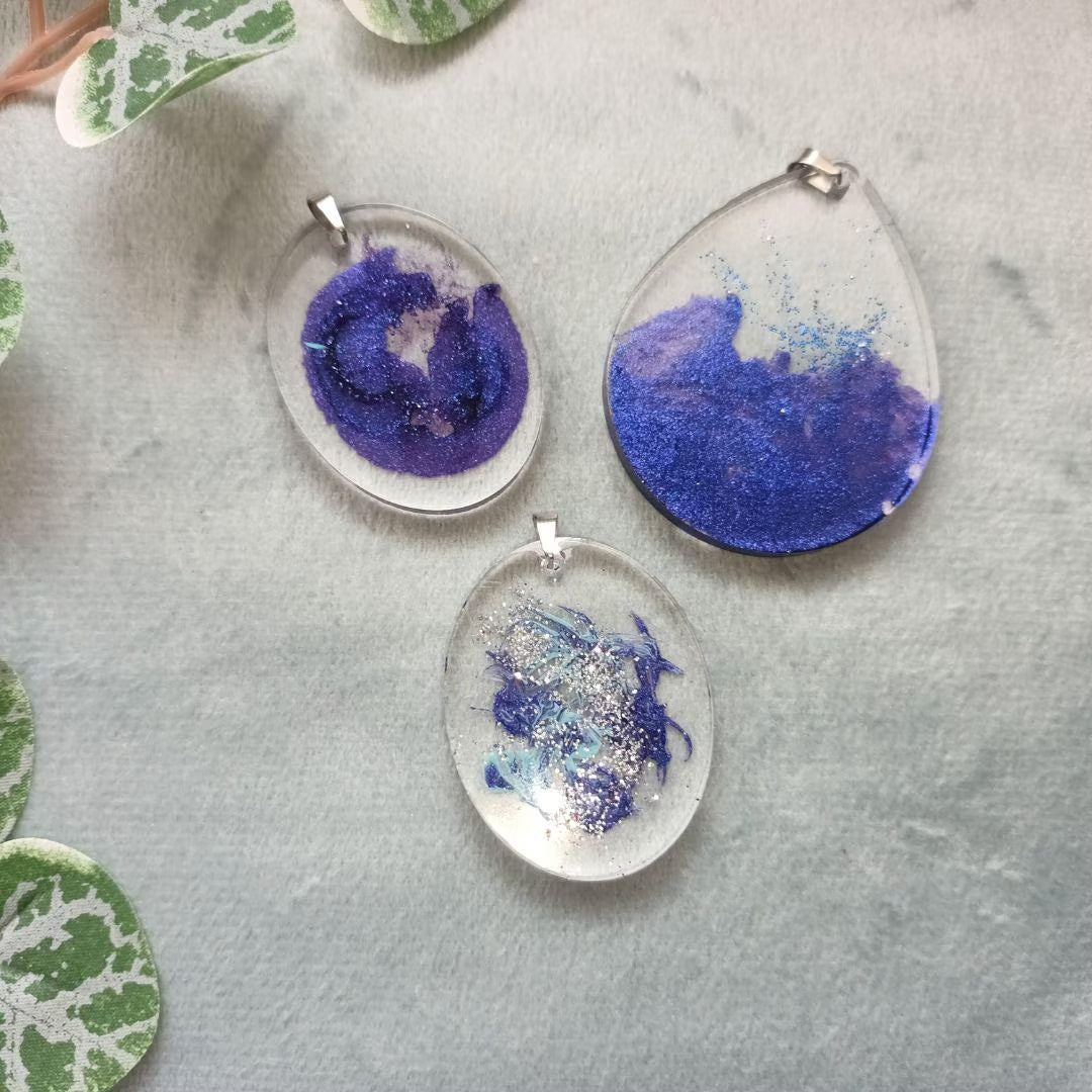 Pendentif en résine – Collection Galaxie de Paillettes – Violet, paillettes – Bijou fait main céleste et poétique