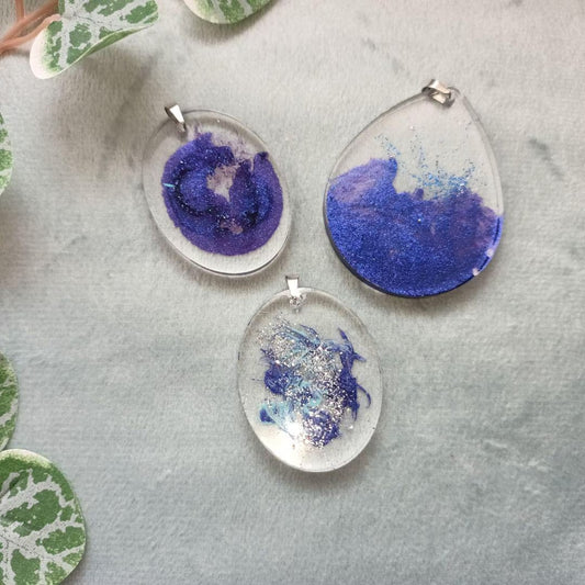 Pendentif en résine – Collection Galaxie de Paillettes – Violet, paillettes – Bijou fait main céleste et poétique